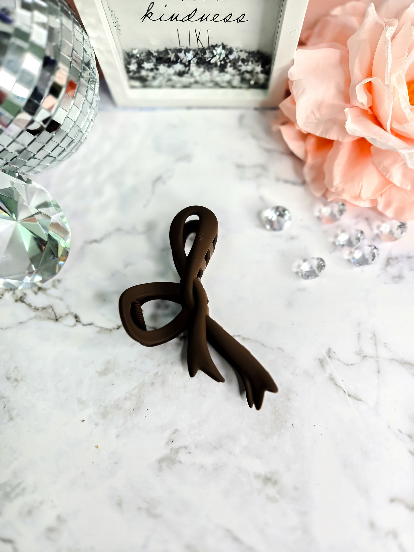 Bow era claw clip chocolate ribbons
