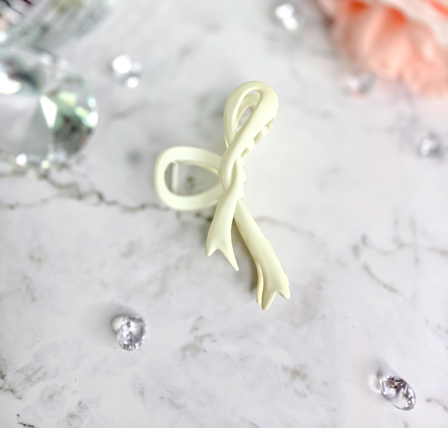 Bow era hair claw clip- vanilla cupcake