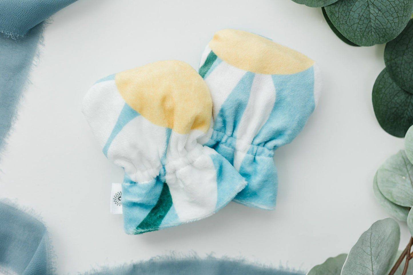 Stay-On Baby Mittens with Silicone Grip - White Daisies No Scratch Mittens for Newborns 0-6 Months